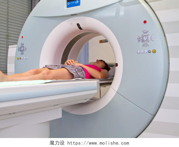 一名女性患者正在接受磁共振扫描仪检查专科医生正在对病人的核磁共振扫描仪进行检查